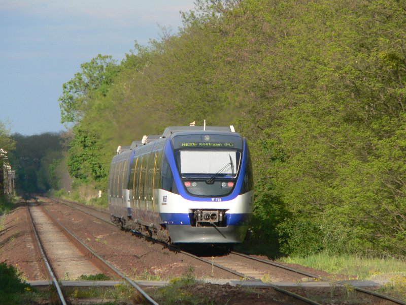 Bei sch�nstem Fr�hlingswetter fuhr VT 731 der NEB in Alt Rosenthal ab. Mein Zug (Gegenrichtung) bestand aus nur einem Triebwagen, was bei den vielen Fahrr�dern eindeutig zu wenig war. 1.5.2007