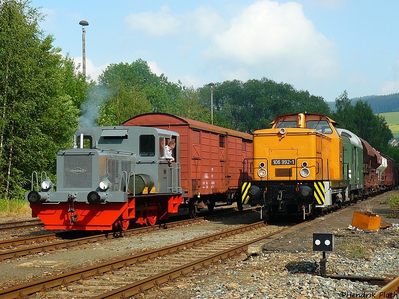Bei schnstem Sonnenschein trafen sich 106 992 und A4M420 am Nachmittag des 22.05.2009 im Bahnhof Grnstdtel. Beide Maschinen fuhren wenig spter gemeinsam weiter in Richtung Schwarzenberg.