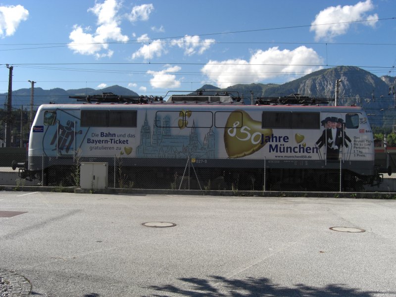 Bei schnstem Wetter am 24. August 2008 in Wrgl steht die 111 027-9
mit Sonderlackierung  850 Jahre Mnchen.