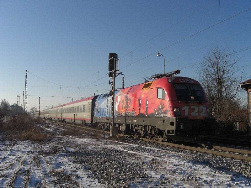 Bei schnstem Winterwetter durchfhrt der  Feuerwehr-Taurus 
1116 250-0 den Bahnhof bersee von Kufstein kommend in Richtung
Salzburg. 