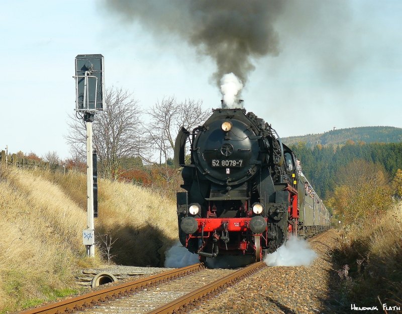 Bei Sehma gelang mir diese Aufnahme der 52 8079-7 die in der Steigung mit dem voll besetzten 8-Wagenzug ganz schn zu arbeiten hat. Im Hintergrund ist der 832m hohe Phlberg zu sehen. Datum: 18.10.2008