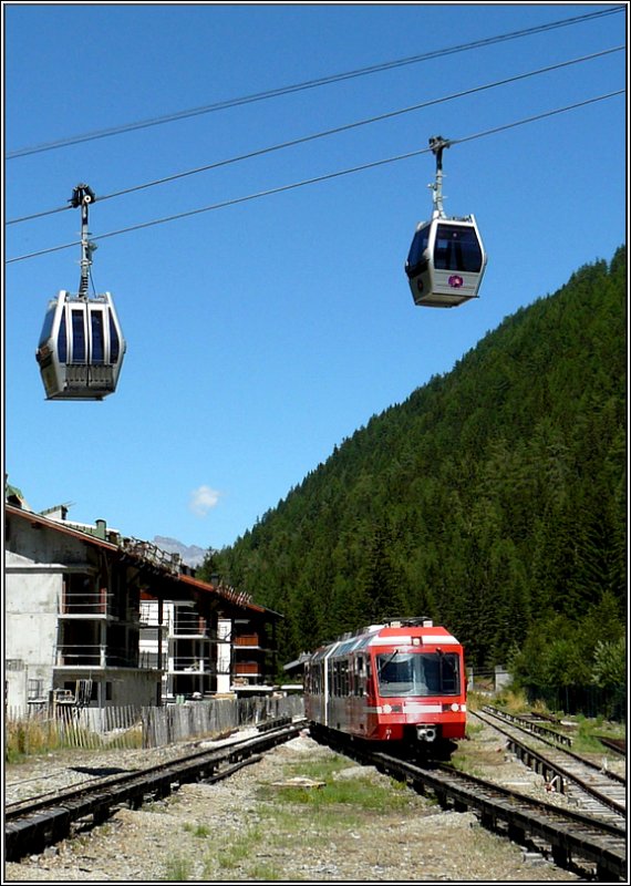 Bei seiner Ankunft in Vallorcine am 03.08.08 fhrt der BDeh 4/8  Triebzug (Z 800) unter einer Luftseilbahn hindurch. Diese Triebzge sind mit Zahnrad ausgestattet und knnen die ganze grenzberschreitende Strecke von Martigny (CH) nach Saint-Gervais-Le Fayet (F) befahren. Die Strecke hat in der Schweiz eine Lnge von 22 km und in Frankreich von 34 km. (Hans)