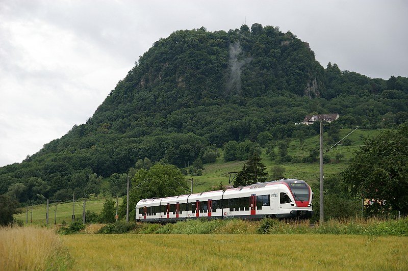 Bei Singen konnte ich am 27. Juni 2007 diesen RABe 526 der SBB vor der Kulisse des Hohentwiel festhalten, welcher als Zug SBB 36516 nach Engen unterwegs war.
