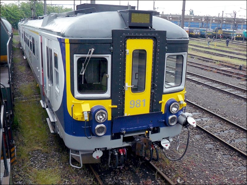 Bei der SNCB werden momentan 40 Doppeltriebzge der BR 70/73/74 umgebaut, um als City Rail rundum Brssel zu fahren. Triebzug 981 stand am 18.05.08 zum Tag der offenen Tr in Kinkempois. Noch ist er sauber, fragt sich nur wie lange noch?