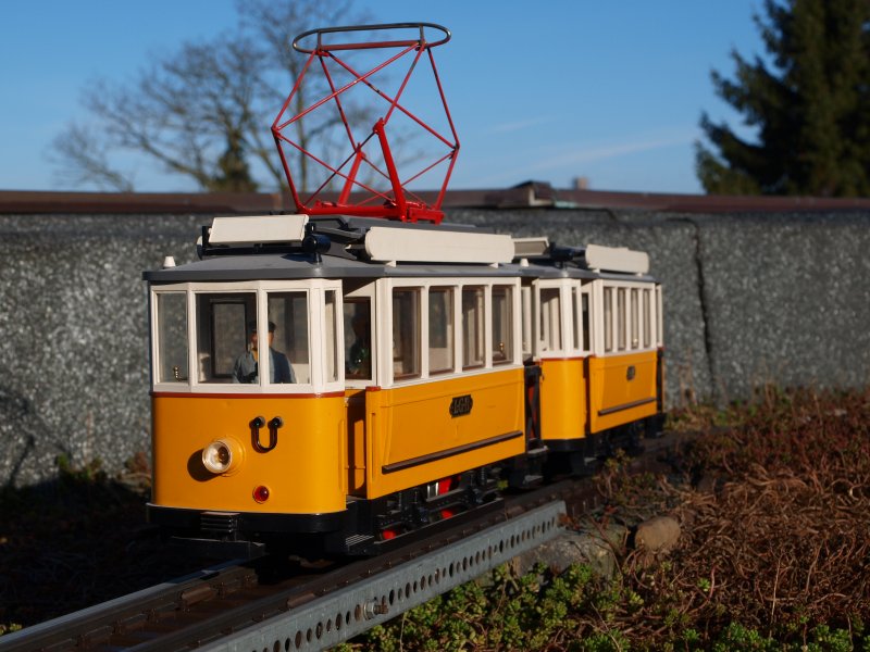 Bei so schnem Wetter fhrt auch wieder die kleine Strassenbahn