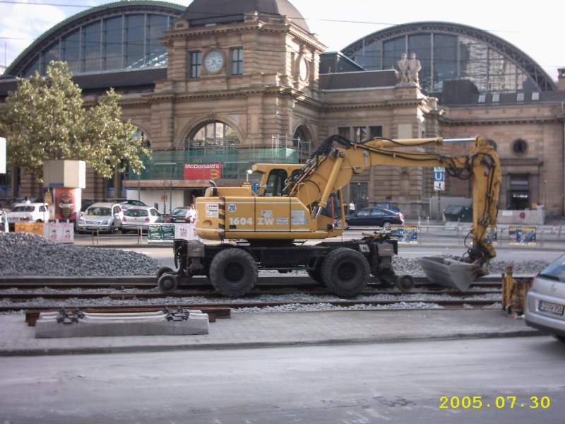 Bei solch einem Trambetrieb mu� st�ndig ausgebessert werden.Hier mit einem Atlas 1604 ZW der Fa.Gleisbau Kaiser vor dem Frankfurter Hauptbahnhof.