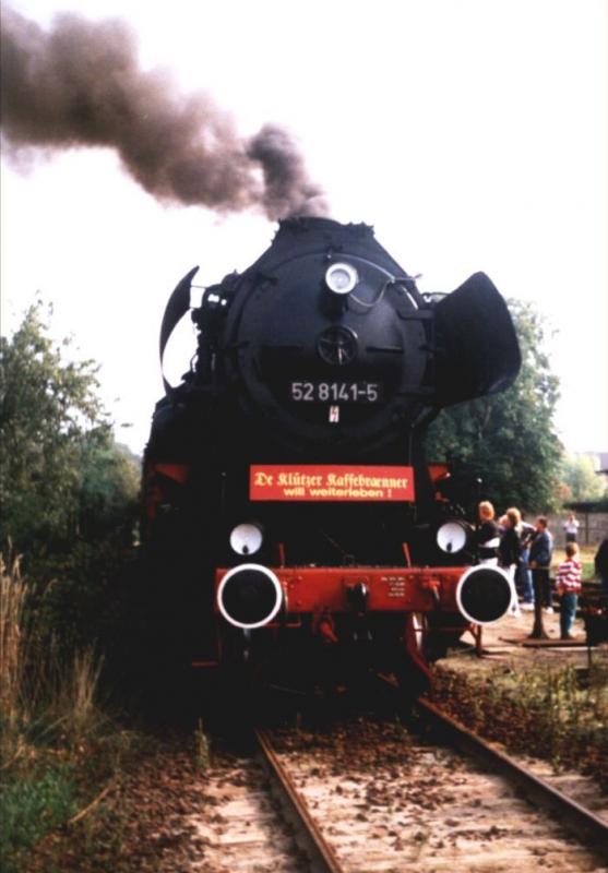  Bei einer Sonderfahrt 1996 zwischen Grevesmhlen und Kltz (Kaffeebrenner) machte 52 8141-5 im Bahnhof Kltz eine Pause.

<a href= http://www.bahnbilder.de/kauf  target= _blank ><img src= http://www.bahnbilder.de/counter/counter_new.php?key=389379851  alt= Bahnbilder.de  title= bahnbilder.de  border= 0 ></a>
