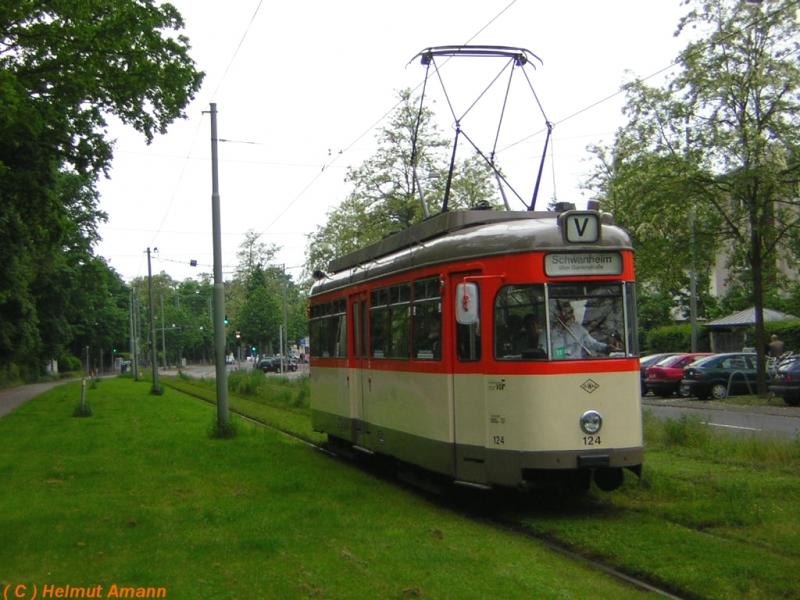 Bei der Sonderfahrt des L-Triebwagens 124 (ex 224) am 21.05.2005 legte der Triebwagen auf dem Rasengleis zwischen den Haltestellen Niederrder Landstrae und Heinrich-Hoffmann-Strae / Blutspendedienst einen Fotohalt ein.