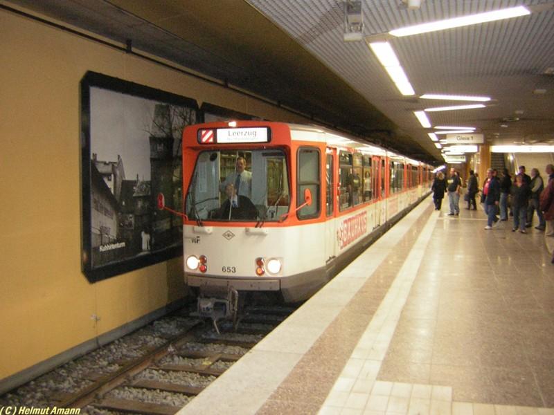 Bei der Sonderfahrt der HSF am 02.10.2005 befuhr der Sonderzug
mit den Pt-Triebwagen 653 und 654 auch Teilstrecken des U-Bahn-Netzes. Diese Aufnahme zeigt den Zug in der Station
Sdbahnhof bei einem Fotohalt, der fr Verwunderung bei den
am Bahnsteig wartenden Fahrgsten sorgte.