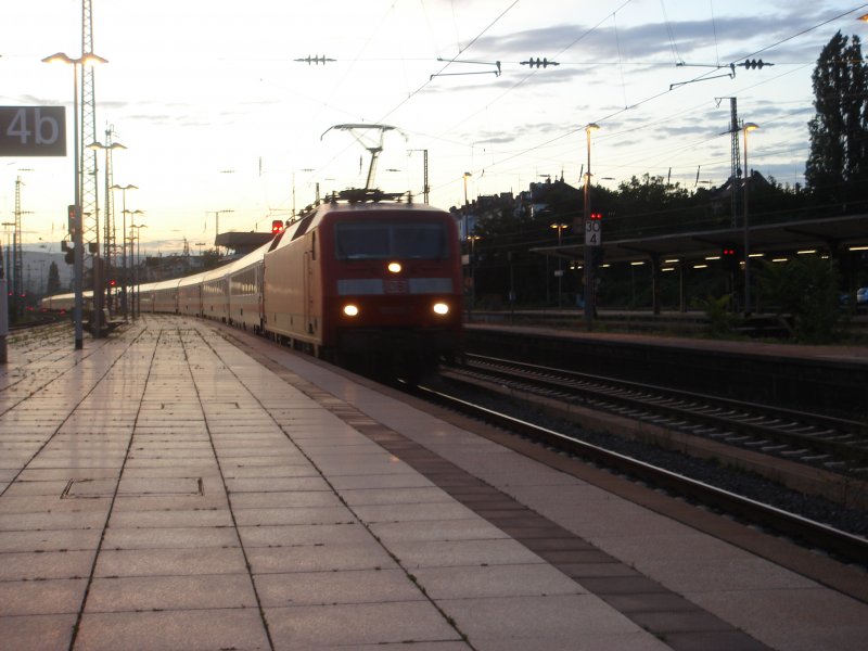 Bei Sonnenuntergang fhrt der IC 2229 nach Nrnberg in den Mainzer Bahnhof ein. 24.06.07