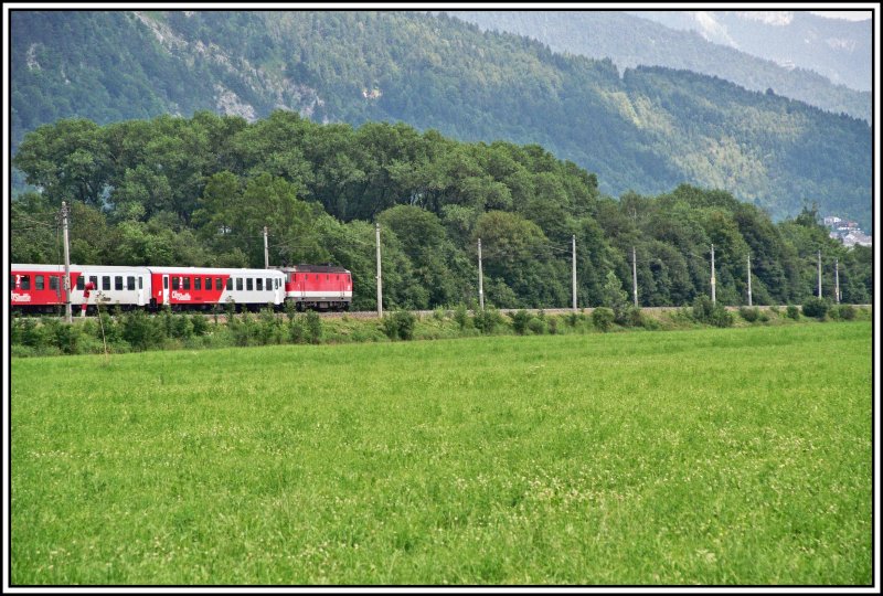 Bei Stans b.Schwaz ist diese 1144er mit einem Regionalzug auf dem Weg von Innsbruck nach Rosenheim.