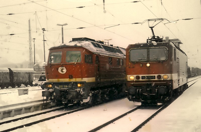 Bei starkem Schneefall am 03.02.1999 fuhren 143 110-5 und 232 518-1 durch Hoyerswerda. Leider bekam ich Schnee auf die Linse, so dass leider Flecken auf dem Bild sind. Hoffe aber es strt nicht ganz so arg. Somit habe ich einfach mal versucht das Bild hier einzustellen. Die 143 jedenfalls setzte sich an den RE 3024 (Grlitz-Leipzig Hbf) und 232 war mit einem gemischten Gterzug in Richtung Polen unterwegs.