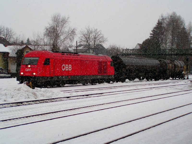 Bei starkem Schneefall verlsst 2016 077-6 mit nur 2Wagen als GZ68807 den Bhf. Ried i.I.; 090223