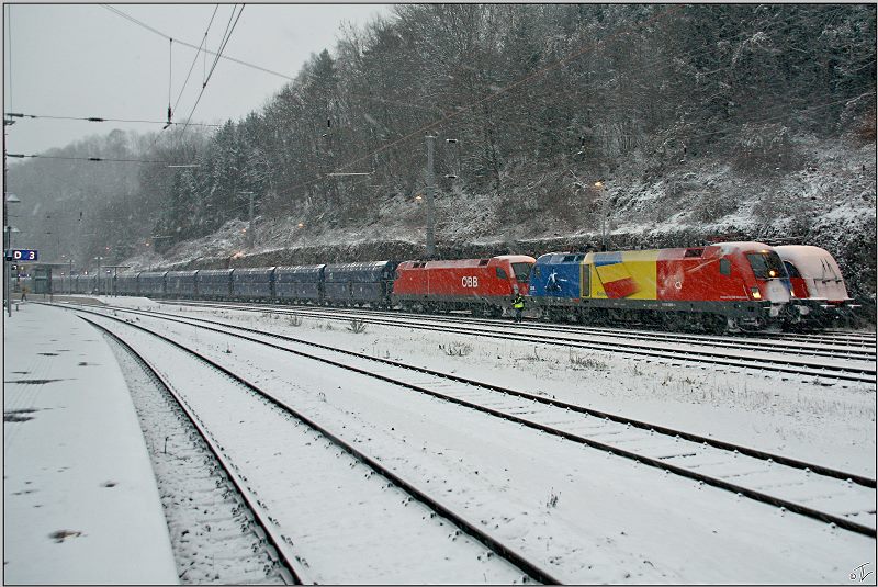 Bei starkem Schneetreiben fhrt dieser Erzzug in den Bahnhof Leoben ein.Am Zug 1116 056 (EM-Lok Rumnien) und eine weitere 1116.
Leoben 22.11.2008