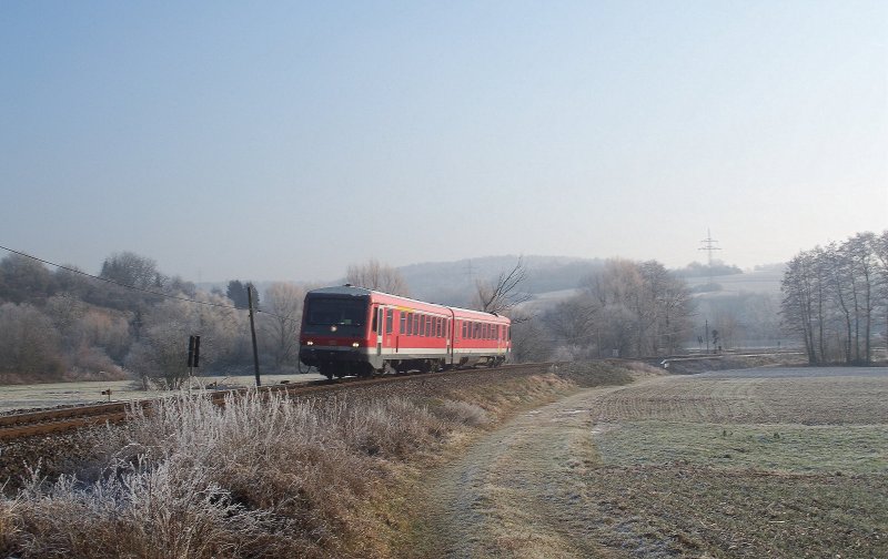 Bei Steinsfurt zweigt die romantische Nebenbahn Richtung Eppingen von der Haupstrecke Richtung Heilbronn ab. Ein unbekannter VT 628 schleicht am 22.12.07 zwischen Reihen und Steinsfurt seinem Ziel, Heidelberg HBF, entgegen.
