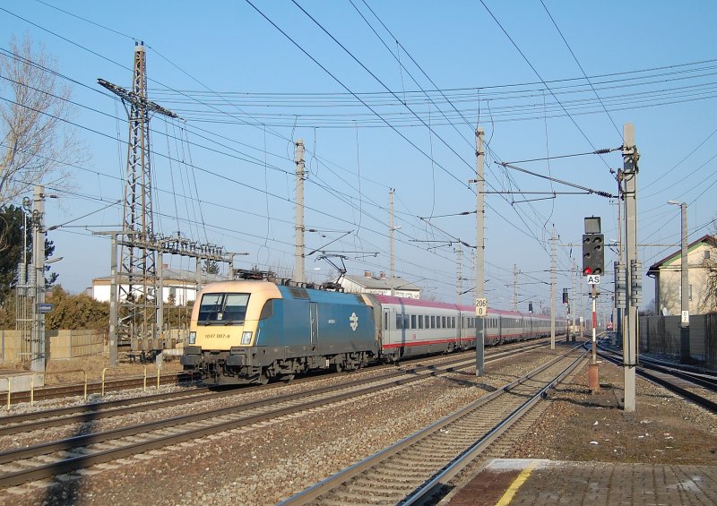 Bei strahlendem Sonnenschein ist mir am 10.01.2009
die 1047 007 mit dem IC640  Joseph Haydn  in
Marchtrenk vor die Kamera gefahren.