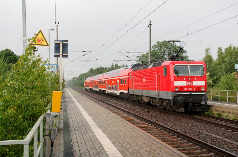 Bei strmendem Regen schiebt 143 927 am 12.06.09 ihre RB aus Burgkemnitz nach Wittenberg.