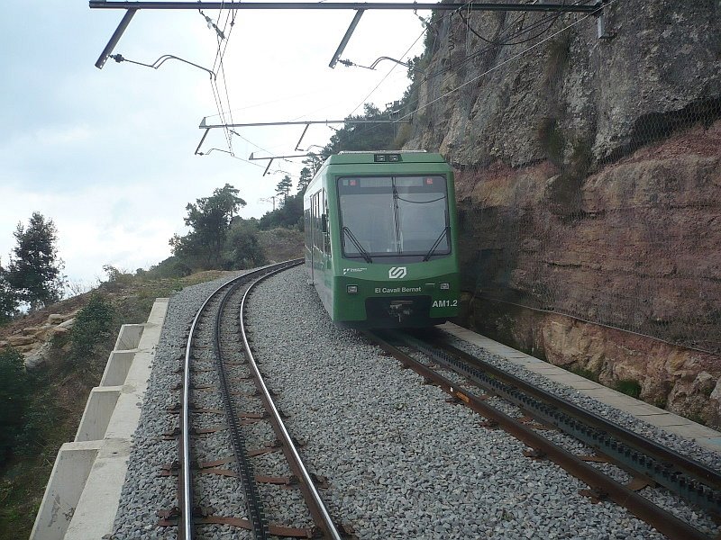 Bei der Talfahrt kommt Triebzug Stadler GTW AM1 Cavall Bernat am 09.03.2008 an der einzigen Ausweichstelle zwischen Monistrol-Vila und Montserrat entgegen, die Ausweichstelle ist etwas lnger, die Triebzge mssen nicht anhalten.