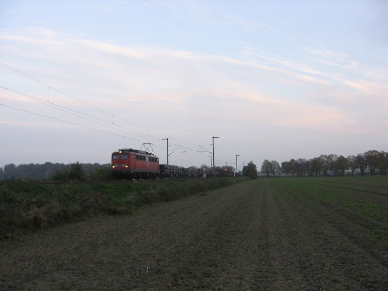 Bei traumhafter Abendstimmung ist diese 140 am 28.10.2007 mit einem Gterzug bei Brhl Richtung Norden unterwegs.