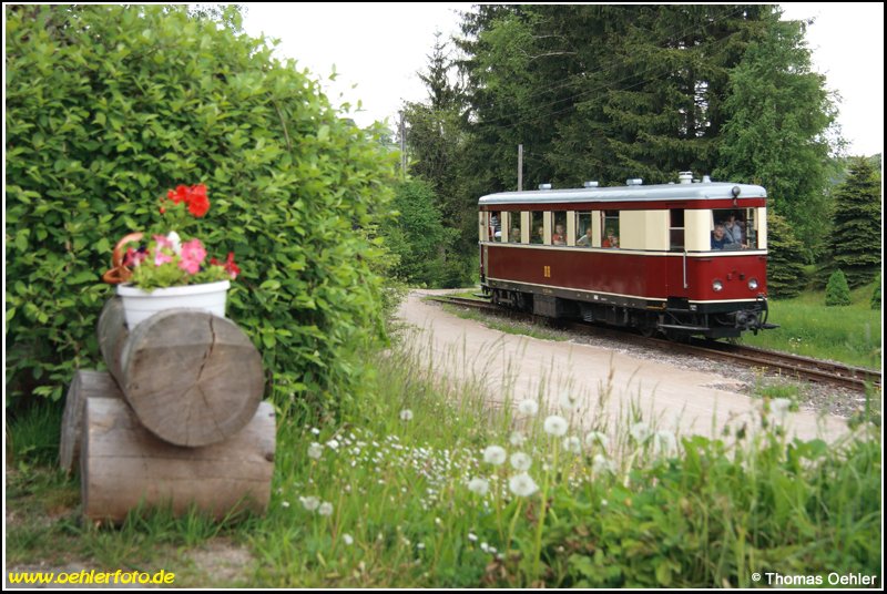 Bei trbem Wetter fhrt der VT 137 322 am 25.05.08 in Neuheide ein.