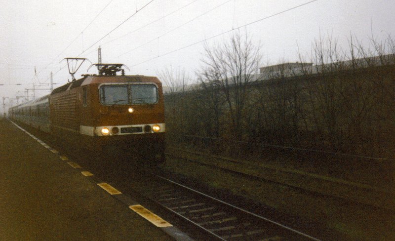 Bei typisch nordischem Wetter erwischt ich diese 143 mit ihrem RE von Stralsund nach Cottbus bei der Zugkreuzung in Grimmen (KBS 205). Bild vom 20.12.1997 