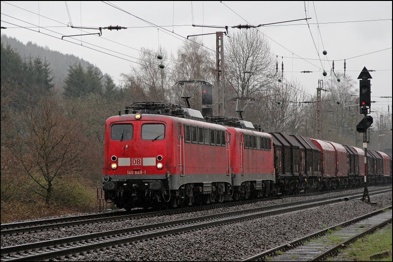 Bei typischen Sauerlnderwetter schleppt die 140 849 und eine Schwesterlok einen Coilzug aus Finnentrop zurck ins Ruhrgebiet. Bei Plettenberg konnte der Zug bei der  Heimfahrt  beobachtet werden. (14.04.2008)
