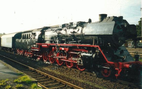 Bei einer berfhrungsfahrt musste die Dampflok 50 3673 in Friedberg einen kurzen stopp einlegen. 
Oktober 2000