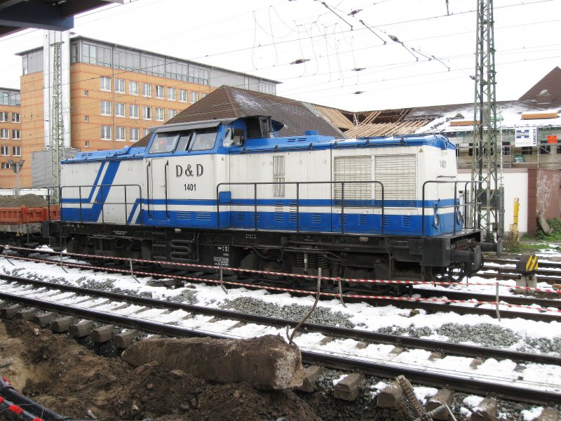 Bei Umbauarbeiten des Bahnsteiges Gleis 10 im Bremer Hbf. macht sich die Lok D&D 1401 mit Verschubarbeiten ntzlich. 
Foto: 25.11.2008