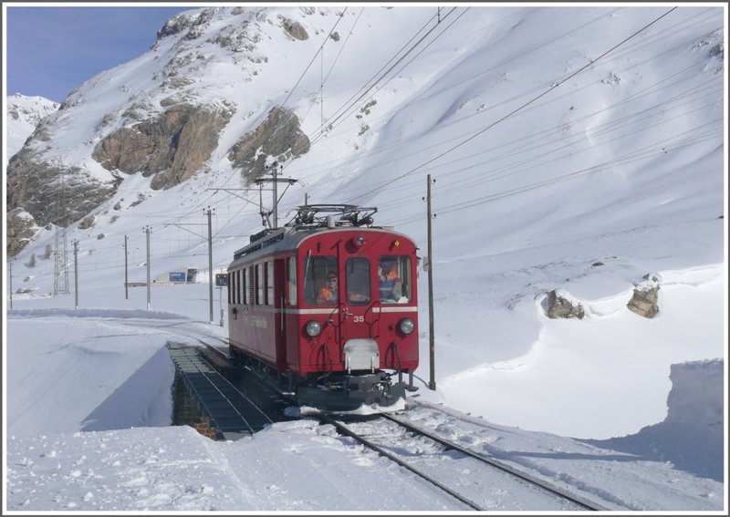 Bei der unteren Berninabachbrcke berholt mich unvermittelt ein Dienstzug mit ABe 4/4 I 35. (10.03.2009)