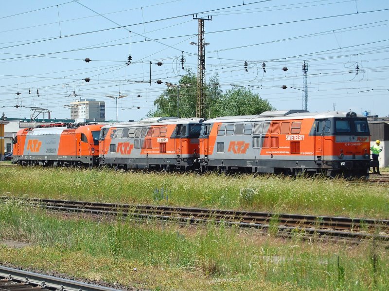 Bei dieser Verschubfahrt mit dem RTS-Trio
1216 901 + 2143 005 + 2143 032 am 31.05.2008
wurde die letztgenannte Lok aus einem Zugverband
ausgereiht und in Wels hinterstellt.