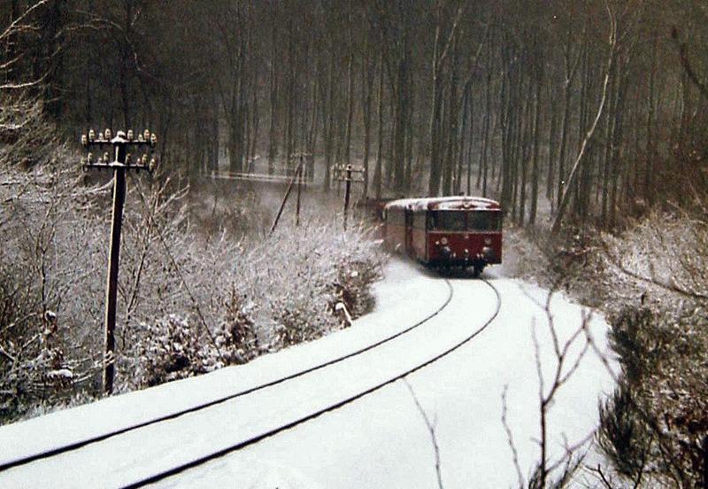 Bei Wilhelmdorf rollt ein VT998 durch den winterlichen Taunus nach Usingen; auf der Steigung waren bei Nsse und Laub die Schienenbusse nahe ihrer Leistungsgrenze. Die Wiederanfahrt nach einem unfreiwilligen Halt gelang nur indem die Schiene zuvor einige Meter mit Sand abgestreut wurden, 1. Hlfte der 1980iger Jahre.