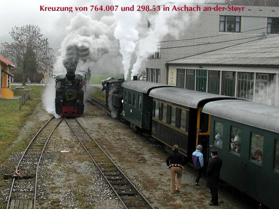 Bei den Winterfahrten gibt es an  mehreren Tagen Zweizugbetrieb mit bis zu vier planmigen Kreuzungen im Zwischenbahnhof Aschach an der Steyr. Hier treffen sich am 8.12.2003 die Lok 764.007 (links) und 298.53 (rechts) mit ihren Garnituren.