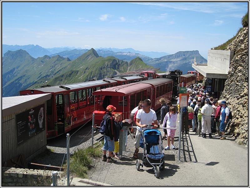Bei wunderschnem Sommerwetter herrschte am 25.07.2008 Hochbetrieb auf der Bergstation der Brienzer Rothornbahn, auf der es ein bichen eng zugeht.