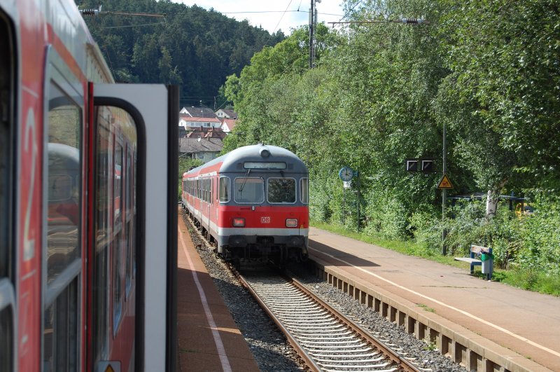 Bei der Zugkreuzung in Bopfingen war fr mich ein Bild des Silberling-Steuerwagens ein Muss, denn nach der baubedingten Sperrung der Riesbahn werden die alten Wagen mit ihren bequemen Sitzen von der Riesbahn verschwinden. Das Bild entstand am 25. Juli 2009.