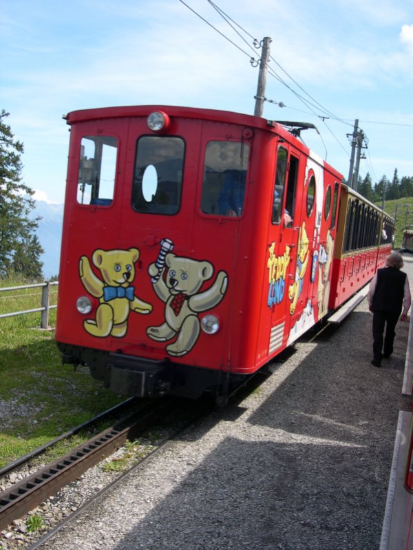 Bei der Zugkreuzung in Breitlauenen komt uns diese  Werbelok  der SPB entgegen. Wenn meine Aufzeichnungen stimmen, dann handelt es sich um die Lok  Anemone . Die Loks der SPB tragen alle Blumennamen. Breitlauenen 13.07.2005
