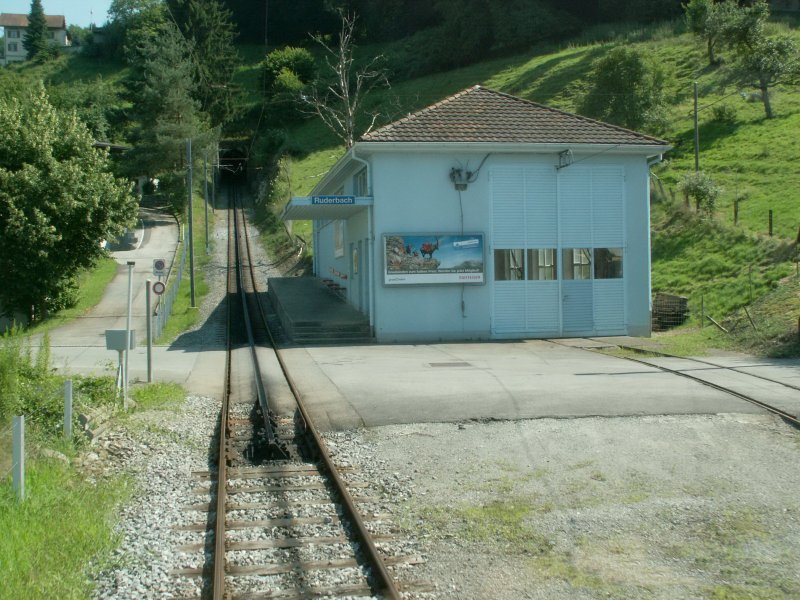 Bei der Zwischenstation Ruderbach befindet sich das kleine Depot fr den einzigen Triebwagen der RhW Bergbahn.Hier befand sich  auch die Talstation der frheren Standseilbahn(Wasserballast-Antrieb)Heute beginnt hier die Strecke mit der Zahnstange.16.07.08
