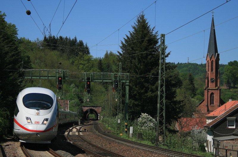 Beide Extreme was die Geschwindigkeit angeht, findet man auf der ICE Linie von Paris nach Frankfurt. Whrend der Zug zwischenzeitlich mit 300 km/h unterwegs ist, muss er die engen Tler des Pflzer Waldes mit 80km/h durchfahren. Die Aufnahme entstand bei Weidenthal (Pfalz), 10.05.08.