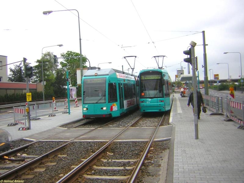 Beide Generationen von Niederflur-Straenbahnwagen begegneten sich hier am 27.04.2006 an der Haltestelle Riederhfe. Links im Bild der R-Triebwagen 029 auf der Linie 11 nach Hchst und rechts der S-Triebwagen 221 auf dem 3. Zug der Linie 11 nach Fechenheim. Die Absperrungen zeugen noch davon, da der Umbau der Haltestelle am Aufnahmedatum noch nicht ganz abgeschlossen ist.