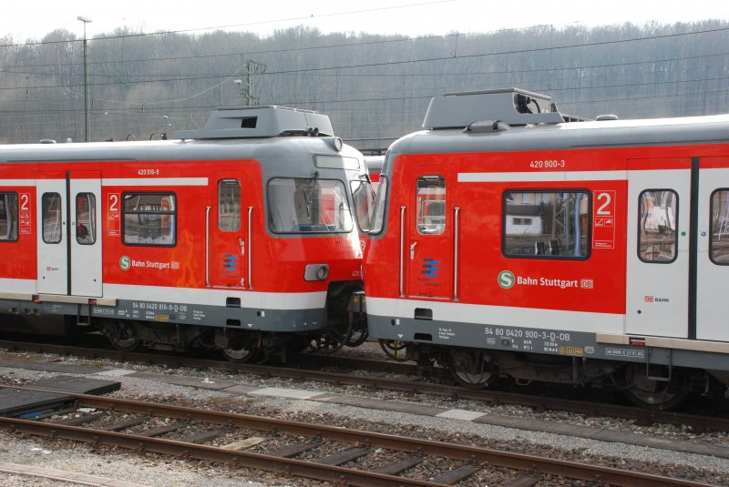 Beide hinteren Endwagen der einzigen 420Plus-Einheiten in Plochingen am 17.03.2009