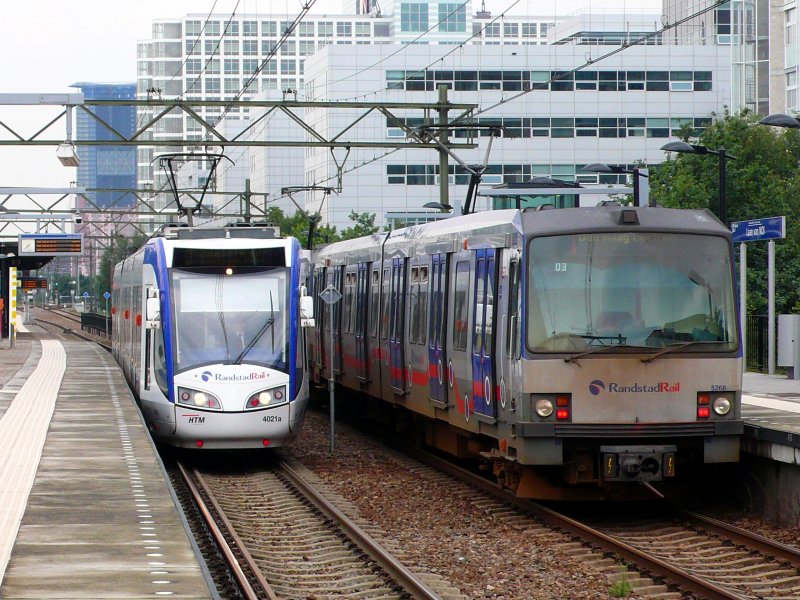 Beide Typen Randstadrail: Regio-Citadis der HTM und Metro Typ T
der RET beim Bahnhof Den Haag LvNOi am 28.07.08.