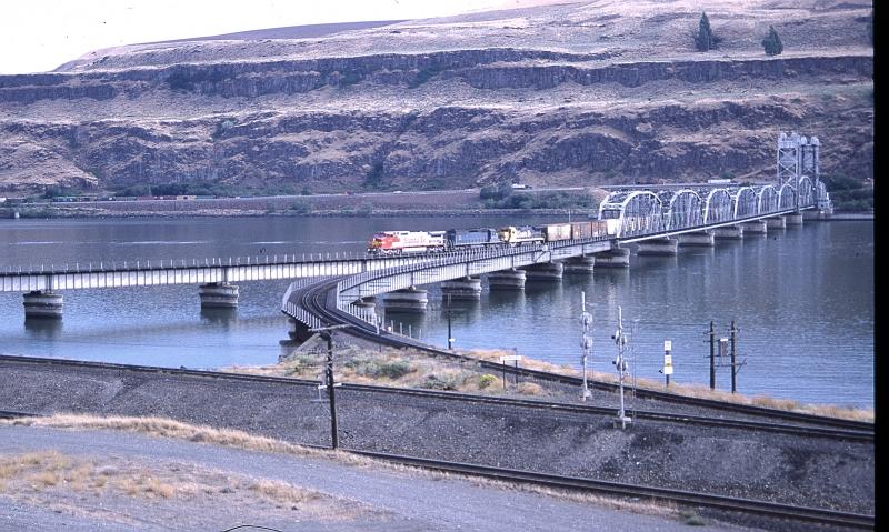 Beiderseits des Columbia River verlaufen Eisenbahnstrecken nur an einigen Stellen gibt es Verbindung auf die andere Seite durch Brcken mit Hubteil die auch groe Seeschiffe passieren lassen.