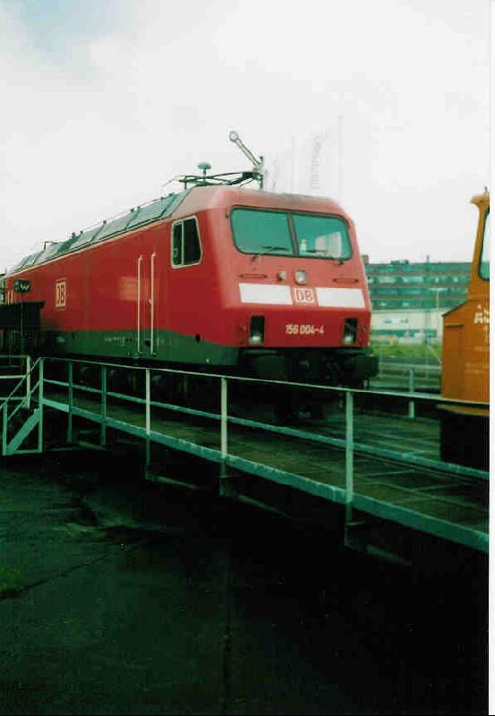 Beim 11. Dresdener Dampfloksfest waren (...leider wohl letzmalig) alle vier Prototypen der Baureihe 156 ausgestellt. Am 19. Mai 2002 wurde 156 004 gerade wieder von eime Akku-Fahrzeug zurck auf elektrifizierten Gleise gezogen. Zwei Monate spter stand hier das Wasser der Weieritz meterhoch und fnf Monate nach dieser Aufnahme wurden die Loks von DB-Cargo abgestellt... .