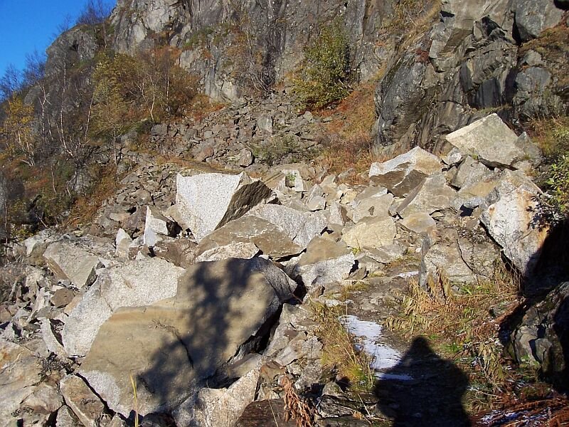 Beim 2.Tunnel geht der Rallarveien ber einen Berg in das Hundsdalen mit alpinen Charakter und erheblicher Steinschlaggefahr, solche Wegverschttungen gab es drei, das war die grte, man sieht, die Bruchflchen sehen noch recht neu aus. Die Bahnstrecke ist links unten. Aufgenommen am 10.10.2006. 