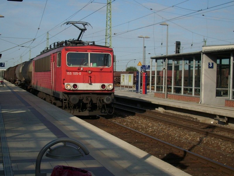 Beim Allmorgenlichen Zeitung holen am Bahnhof in Bergen/Rgen erwischt: 155 105 am 17.Juli 2009 bei der Durchfahrt durch den Bahnhof. 