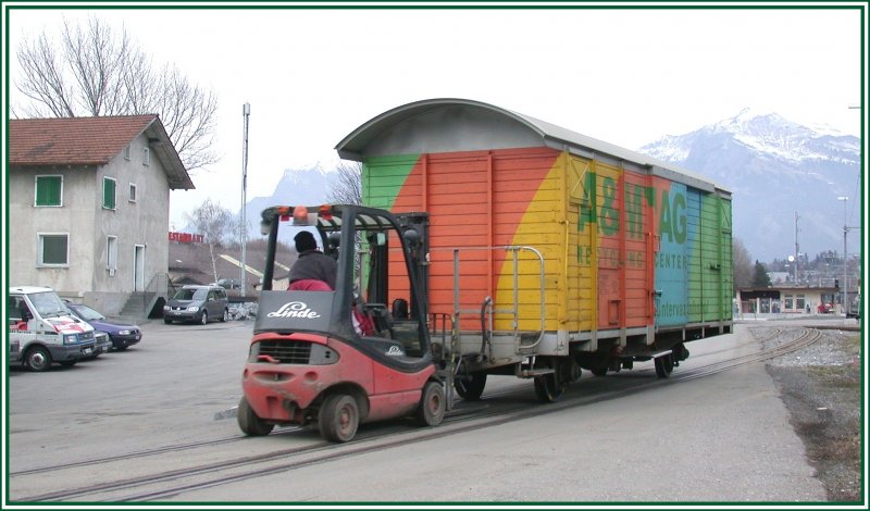 Beim A&M Recycling Center in Untervaz wird ein firmeneigener Gterwagen mit einem Gabelstapler rangiert. (07.02.2007)