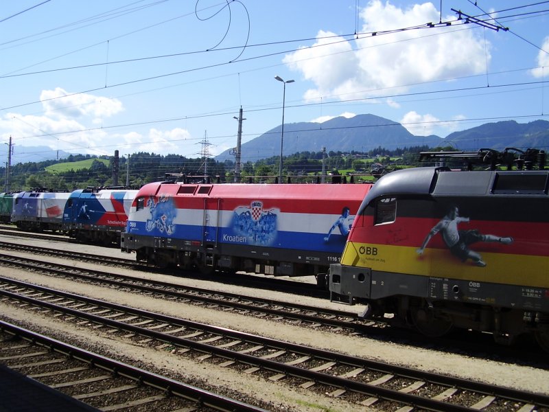 Beim Bahnfest 150 Jahre Eisenbahn in Wrgl am 24.08.2009 entstand diese Aufnahme von einem Teil der EM-Loks. Anwesend waren insgesamt 16 EM-Loks. Leider hat die Schweiz und Russland gefehlt. Auf diesem Bild sind Deutschland, Kroatien, Tschechien, Frankreich und ganz hinten Italien zu sehen.