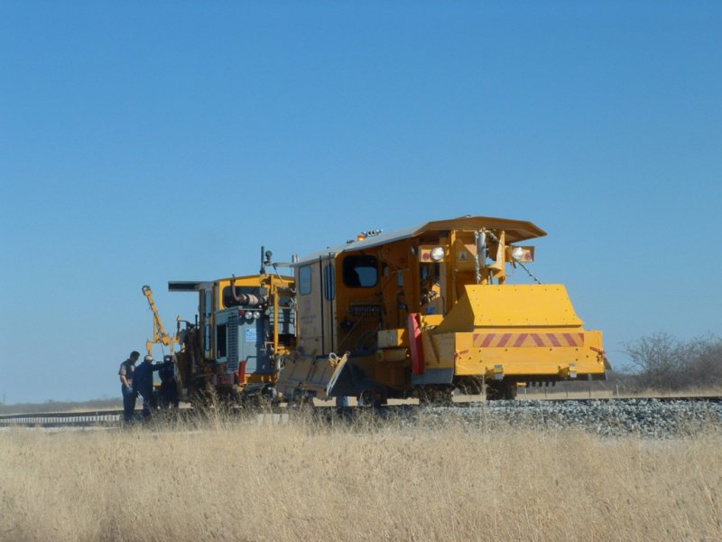 Beim Bau der Nordlinie wurden nur wenige Maschinen eingesetzt. Hier der Schotterpflug bei km 65,5. Namutoni, 26.03.2007