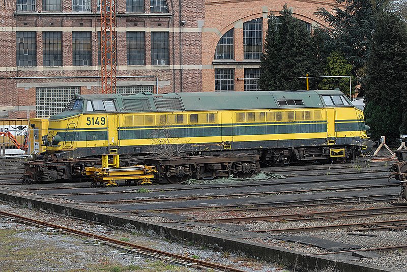 Beim Blick ber den Zaun einen Dinosaurier erwischt. 5149 abgestellt in NAMUR (B). 13.04.2008