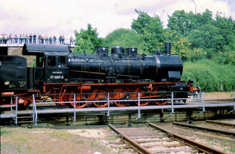 Beim Dampflokfest in Dresden-Altstadt. Ein alter Star in neuem Glanz dreht seine Runde. Dresden, ich glaube 1999