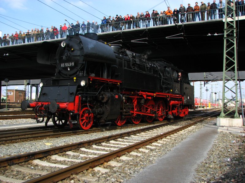 Beim Dresdner Dampflokfest gab es auch Fhrerstandsmitfahrten auf der 65 1049-9.21.03.09